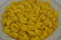 Tortellini delle nonne in brodo o alla panna