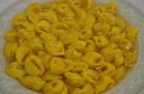 Tortellini delle nonne in brodo o alla panna